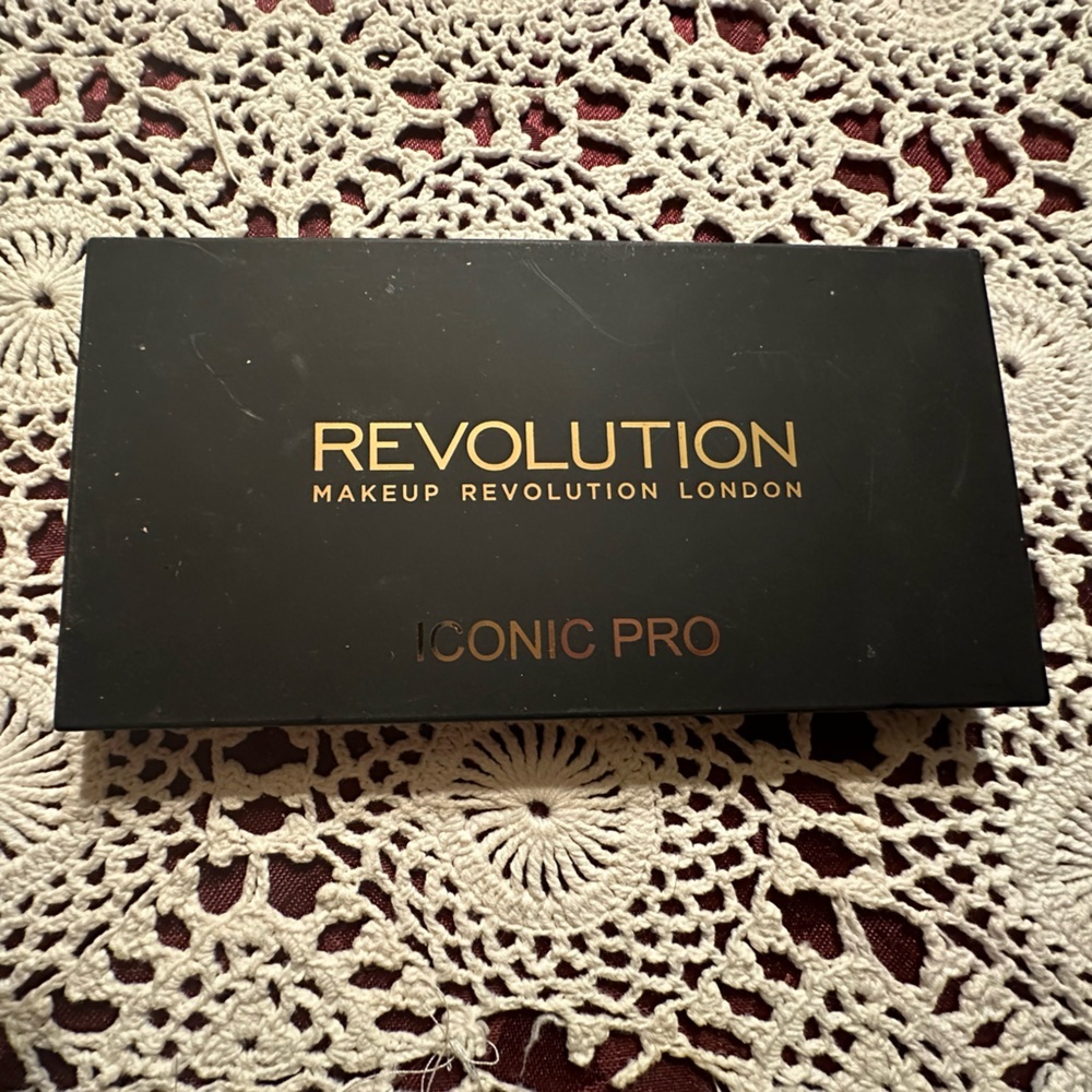 Makeup Revolution Iconic Pro 1 Salvation Eye Shadow Palette